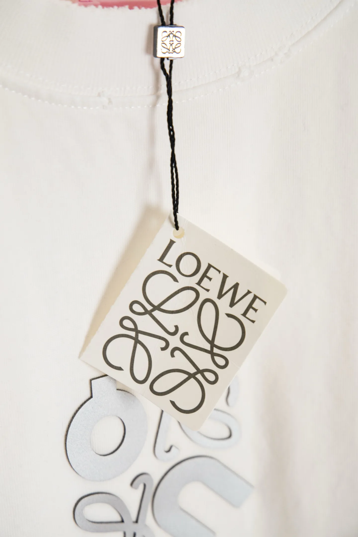 ：Y 100 LOEWE 2026New Arrival T Quality 。 ， ， ， 。 ， ， ， ， 。 ， ， ， hold ， Versatile 。Loewe On 。LOEWE 「L」 On ， Size：S-XL ：Black White